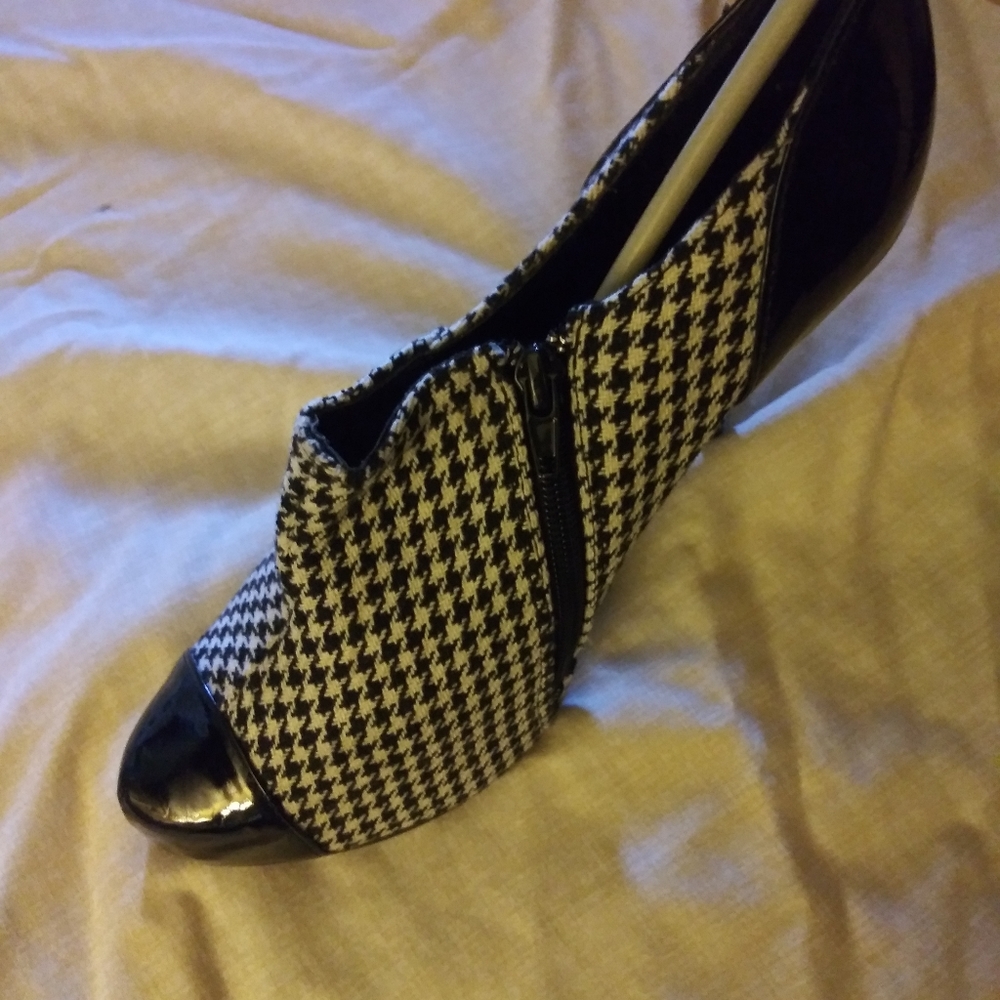 Shoes - Picture 6 of 8
